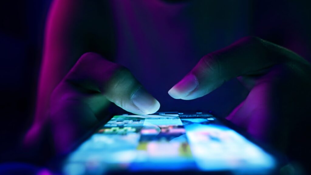 These are the mistakes we all make with our mobile phones: hackers love it