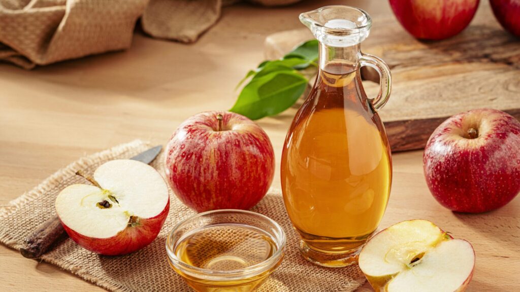 Apple cider vinegar offers many healing benefits. Especially if you consume it in the evening.