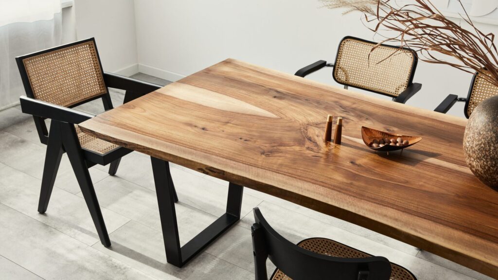 Lacquered and oiled furniture: If you clean it with this, you can't save it