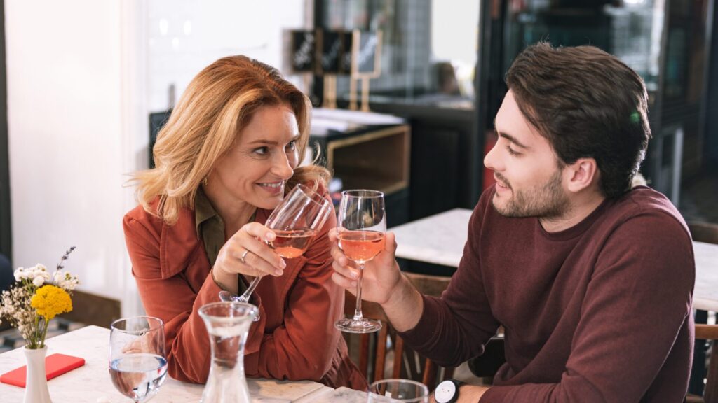 Relationship with a younger partner: if you expect only a bedtime adventure, you will be surprised