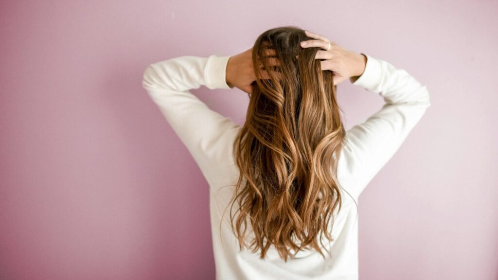 Dermatologists note 8 details that reveal you're not washing your hair enough