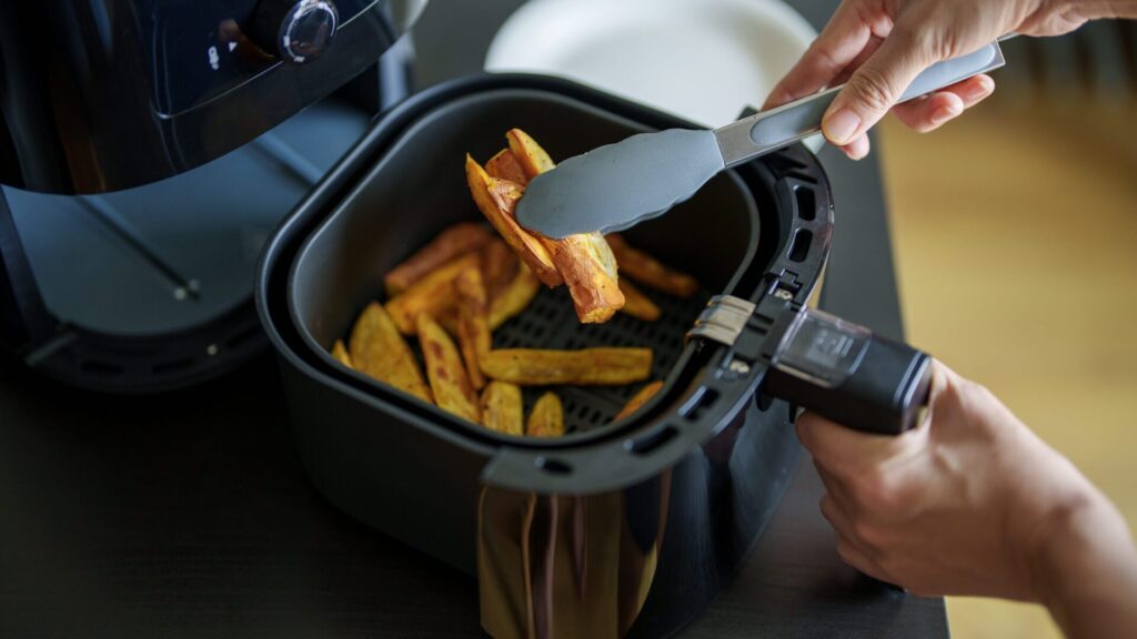 Standing at the stove is a thing of the past: the Air Fryer makes a hot dinner for you