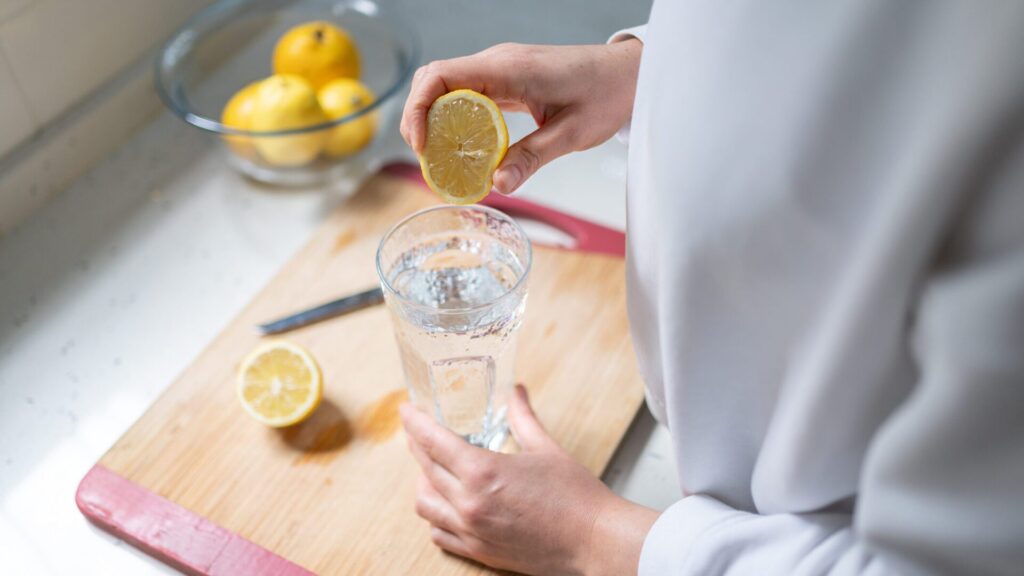 People keep squeezing lemon into water: yet this substitute works better and faster