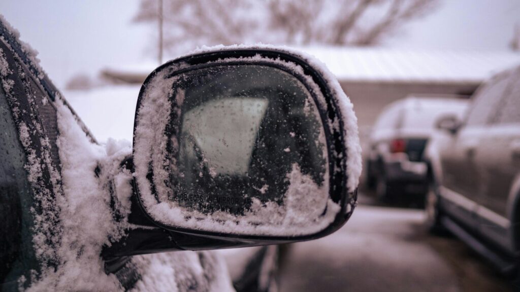 The dumbest way to "scrape" ice off your car: these tricks should be avoided!