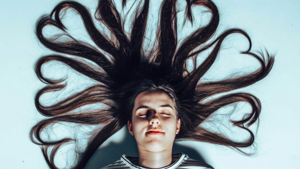 Why many women with round faces benefit from longer hair