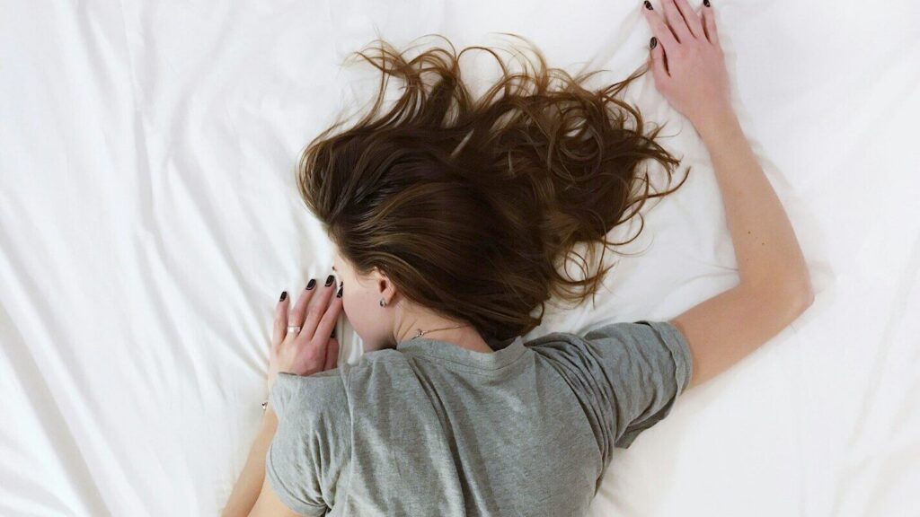 Why you feel tired after 8 hours of sleep: stress, light and evening habits
