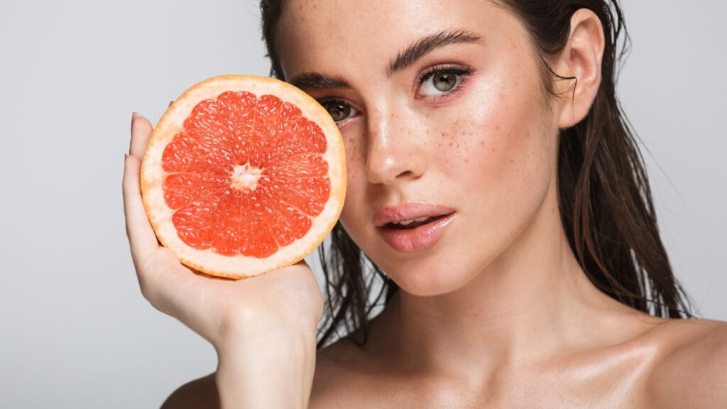Thanks to its vitamin C content, grapefruit makes the skin feel fresh and protects it from damage.