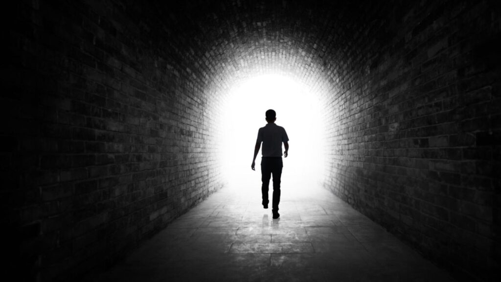 People talk about seeing the light at the end of the tunnel before they died. Scientists have explained why this happens.