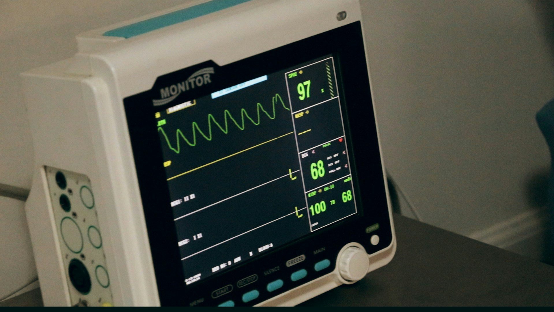 Symptoms may vary, but the risk is the same for men and women. Therefore, if you suspect a heart attack, call the emergency services immediately.