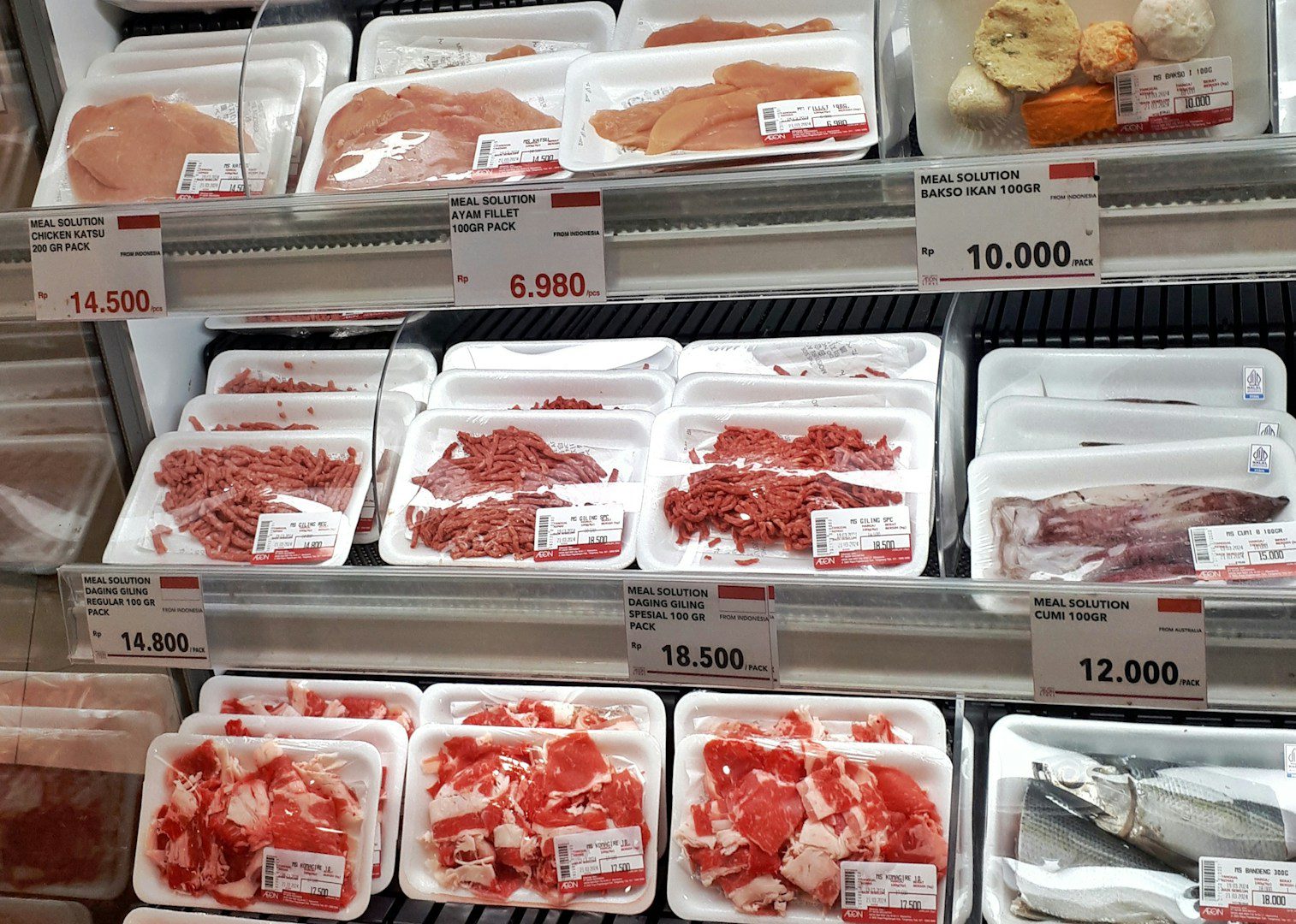 Not only minced meat has absorbent paper in the package. It is also very often found in other meat products.
